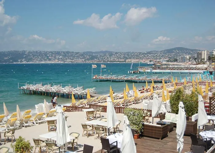 JUAN LES PINS, T2 Cosy et confortable, avec PARKING en sous-sol, proche plages et commerces