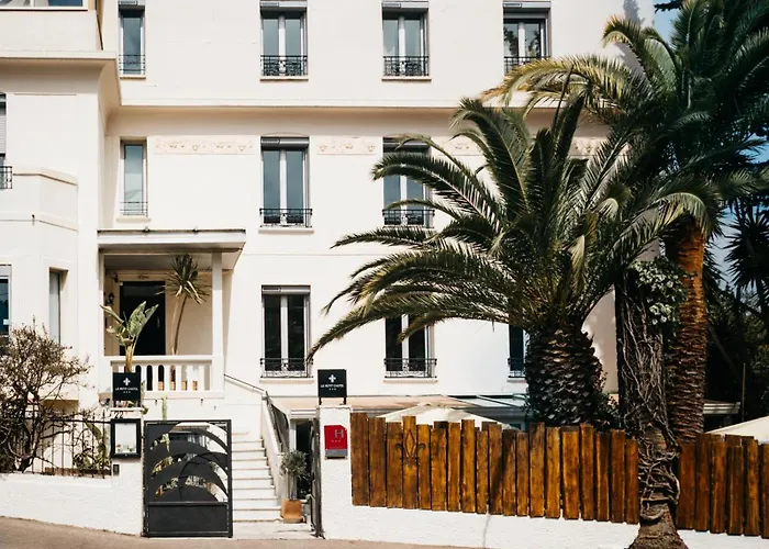 Hôtel Le Petit Castel